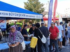 Aydın Büyükşehir Belediyesi, bu gece kutlanacak olan Mevlid Kandili nedeniyle Aydın’ın çeşitli noktalarında bulunan camilerde lokma hayrı gerçekleştirdi