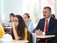 Başkan Büyükakın’dan Kocaelili öğrencilere müjde; Büyükşehir’den 20 bin öğrenciye eğitim desteği