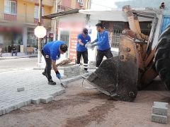 Bayraklı’da yol yenileme seferberliği sürüyor