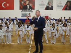 Gölcük Belediyespor bünyesindeki Taekwondo branşında bulunan 330 sporcu, düzenlenen törenle kuşak atladı.