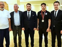 Kahramankazan Belediyespor Halter Takımı sporcusu Berat Ergün, Yıldızlar Türkiye Halter Şampiyonası’nda altın madalya kazandı