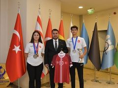 Kahramankazan Belediyespor Kulübü sporcuları, Kahramankazan Belediye Başkanı Selim Çırpanoğlu’nu makamında ziyaret etti.