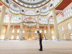 Mevlid Kandili dolayısıyla Nevşehir’deki tüm cami ve mescitler Nevşehir Belediyesi Temizlik İşleri Müdürlüğü ekipleri tarafından gül suyu ile yıkandı.