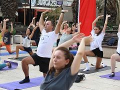 Mudanya Belediyesi ve Eflatun Yoga Yaşam Okulu’nun işbirliği ile Güzelyalı Atatürk Parkı’nda düzenlenen yoga etkinliği, pazar sabahına huzur dolu bir başlangıç getirdi.