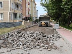 Nevşehir Belediyesi tarafından Güzelyurt Mahallesi’ndeki dört ayrı sokakta yol ve yaya kaldırımı yenileme çalışması başlatıldı.