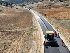 Selçuklu Belediyesi sürdürdüğü yol genişletme ve sıcak asfalt çalışmaları ile dış mahallelerin yol kalitesini ve ulaşım konforunu arttırıyor