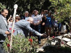 Tuncel Kurtiz, Edremit’te ki mezarı başında anıldı