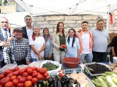 Yamanlar Domates Şenliği Karşıyaka’ya renk kattı