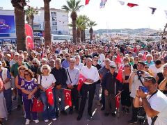 Ayvalık’ta 8 Ekim Salı günü sabah saatlerinde Atatürk Anıtı’na yapılan saldırıya vatandaşlardan tepki yağdı.