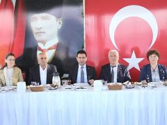 Başkan Önal, muhtarlarla buluştu: “Bayraklı için gece gündüz çalışıyoruz”