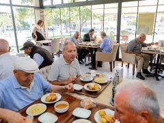 Bayraklı Belediyesi kent lokantalarında “Askıda Yemek” uygulaması başladı