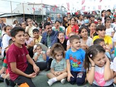 Bayraklılı çocuklar mahalle şenliğinde coşkuyla eğlendi