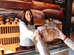 Çeşme Halk Ekmek Fırını yenilenen makine ağı ile günde 6 bin ekmek üretiyor