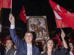 Cumhuriyet ışığı İzmir’den parladı