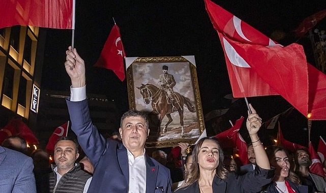 Cumhuriyet ışığı İzmir’den parladı