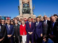 Ekrem İmamoğlu Türkiye Cumhuriyeti’nin 101’inci kuruluş yıldönümü, Taksim Cumhuriyet Anıtı’nda gerçekleştirilen çelenk koyma töreniyle kutlandı