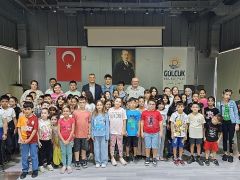 Gölcük Belediye Konservatuarı Çocuk Korosu, Şef Turan Yüksel eşliğinde yeni dönem eğitimlerine Sanat Galeri’nde başladı.