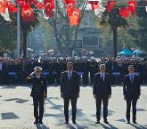 Gölcük’te 29 Ekim Cumhuriyet Bayramı’nın 101. yıldönümü kapsamında Anıtpark’ta Atatürk Anıtı’na çelenk sunma töreni düzenlendi.