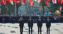 Gölcük’te 29 Ekim Cumhuriyet Bayramı’nın 101. yıldönümü kapsamında Anıtpark’ta Atatürk Anıtı’na çelenk sunma töreni düzenlendi.