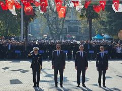 Gölcük’te 29 Ekim Cumhuriyet Bayramı’nın 101. yıldönümü kapsamında Anıtpark’ta Atatürk Anıtı’na çelenk sunma töreni düzenlendi.