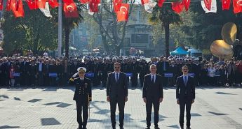 Gölcük’te 29 Ekim Cumhuriyet Bayramı’nın 101. yıldönümü kapsamında Anıtpark’ta Atatürk Anıtı’na çelenk sunma töreni düzenlendi.