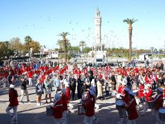 İzmir’de Cumhuriyet Bayramı Coşkusu: Bando Takımları Geçit Töreni