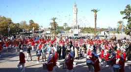 İzmir’de Cumhuriyet Bayramı Coşkusu: Bando Takımları Geçit Töreni