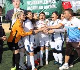 Kadınlar futbol oynarsa dünya yerinden oynar