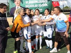 Kadınlar futbol oynarsa dünya yerinden oynar