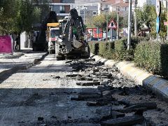 Lüleburgaz Belediyesi Fen İşleri Müdürlüğü ekipleri, kent genelinde yol onarım ve yenileme çalışmalarına devam ediyor