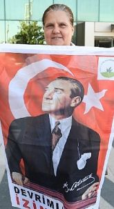 Osmangazi Belediyesi 10 bin Ata Posteri dağıtıyor