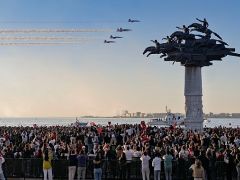 Türk Yıldızları gökyüzünü kırmızı beyaza boyadı