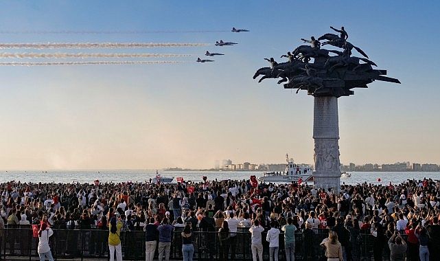 Türk Yıldızları gökyüzünü kırmızı beyaza boyadı