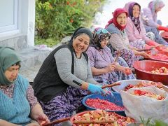 Aliağa’nın Doğal Çıtak Nar Ekşisi’nin Sofralara Uzanan Öyküsü