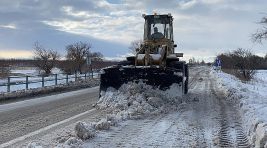 Çumra Belediyesi, kar yağışı dolayısıyla yol açma ve tuzlama çalışması yaptı