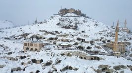 Kapadokya’nın Merkezi Nevşehir’de iki gündür etkili olan kar yağışı sonrasında Nevşehir Kalesi etrafındaki Kayaşehir beyaza büründü