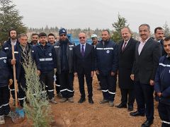 Selçuklu Belediye Başkanı Ahmet Pekyatırmacı, 11 Kasım Milli Ağaçlandırma Günü dolayısıyla düzenlenen fidan dikim etkinliğine katıldı.