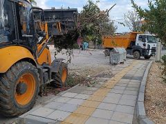 Yenişehir Belediyesi budama ve moloz atıklarını periyodik olarak topluyor