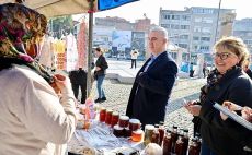 Bergama Belediyesi Üreten Kadınlar İçin Yeni Yıl Pazarı Kurdu