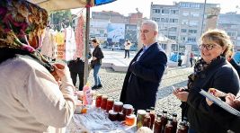 Bergama Belediyesi Üreten Kadınlar İçin Yeni Yıl Pazarı Kurdu