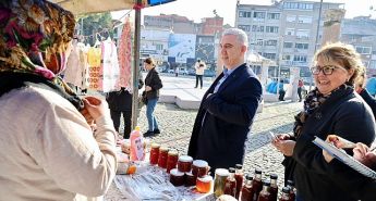 Bergama Belediyesi Üreten Kadınlar İçin Yeni Yıl Pazarı Kurdu