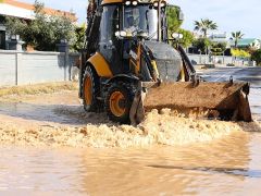 Çeşme Belediye ekipleri yoğun yağışa karşı sahada