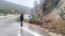 Kemer’de toprak kayması