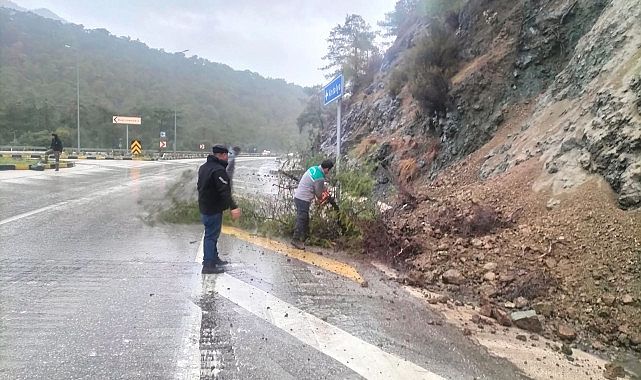 Kemer’de toprak kayması