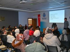 Selçuklu Aile Gelişim Merkezi (SAGEM) tarafından ailelere yönelik olarak “Çocukla İletişim ve Çiftler Arasında Etkili İletişim” konulu seminer düzenlendi.