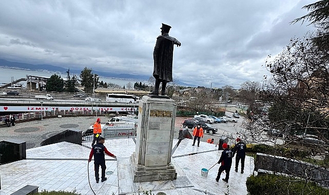 buyuksehir ataturk heykelinin temizligini yapti 0 PFPlMFWd