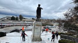 Büyükşehir, Atatürk Heykeli’nin temizliğini yaptı