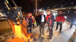 Büyükşehir’de yeni yıl gecesi de yol bakım hizmeti devam etti