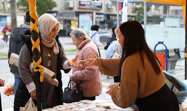 didim belediyesi regaip kandili dolayisiyla didim merkez camii onunde vatandaslara kandil simidi ikraminda bulundu OKj3G7Sz