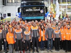 Ford Trucks 300 Bininci Kamyonunu Hattan İndirdi